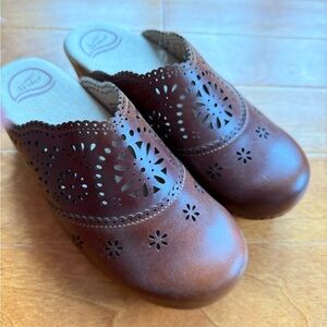 Dansko Skyler Eyelet Clogs Brown Leather Size 39